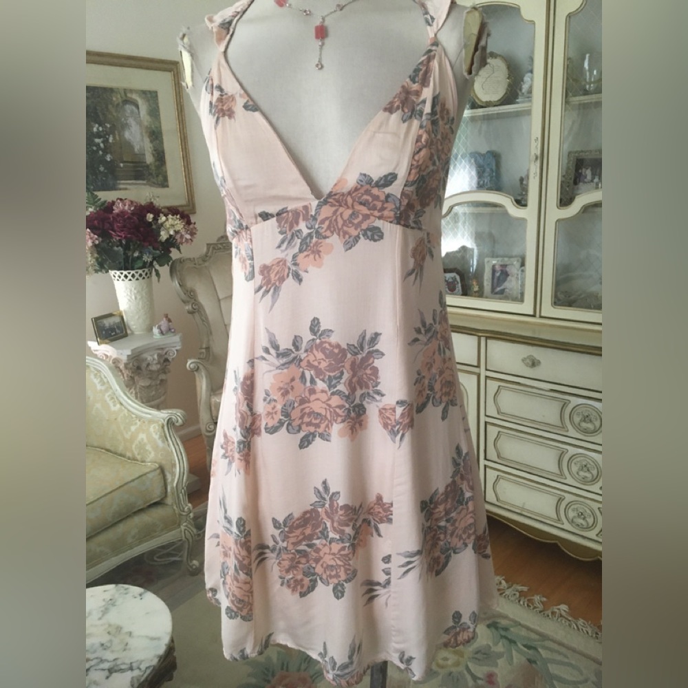 Sage adorable v neck pink floral dress size Jr M